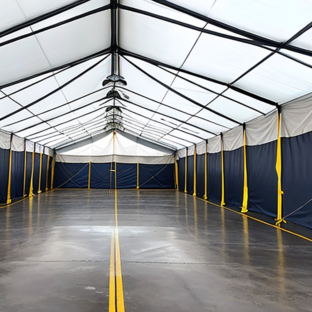 tälthall med belysning i taket